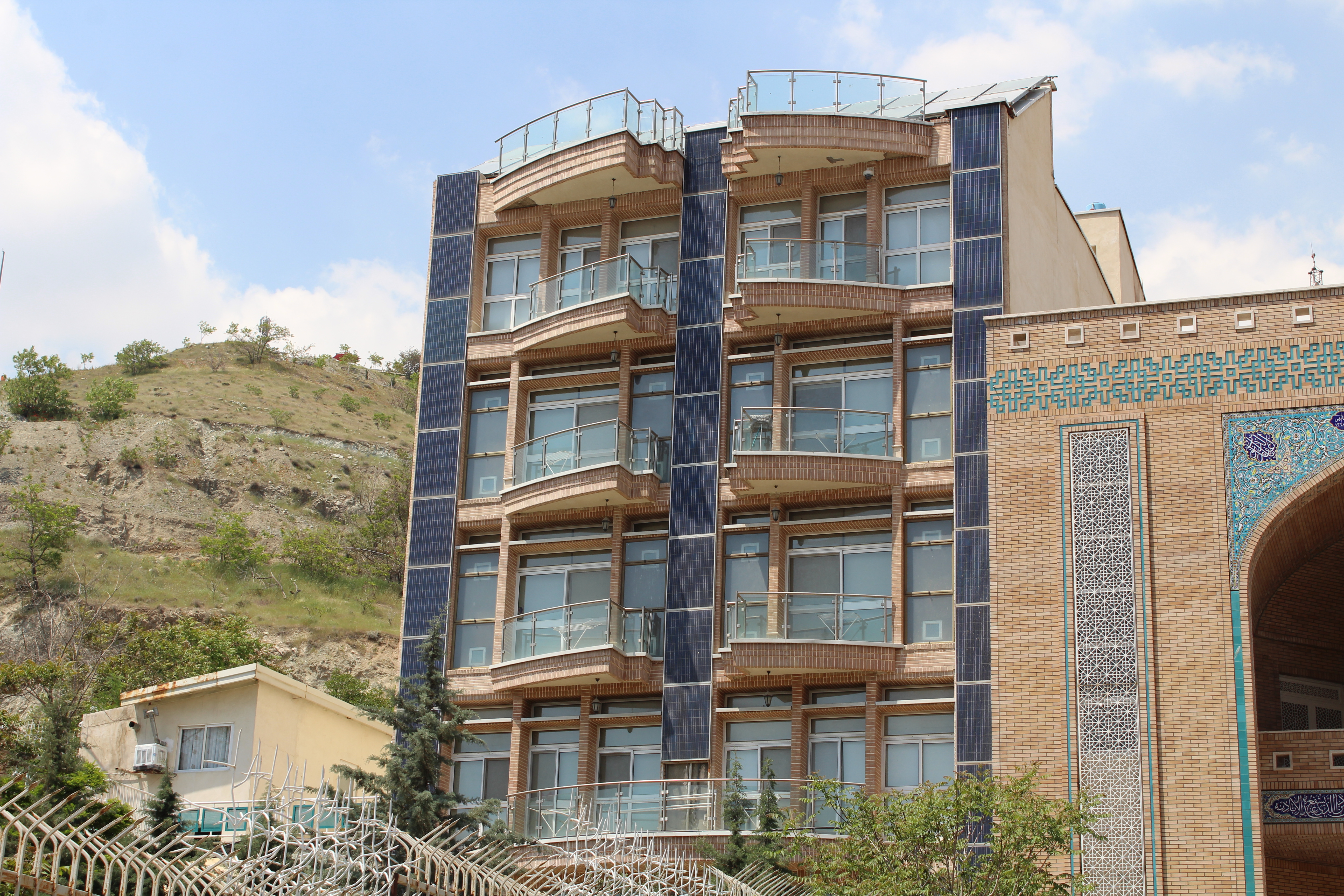 سقف وافل- مجتمع آموزشی شهید مهدوی تهران واقع در زعفرانیه به مساحت 3500 متر مربع